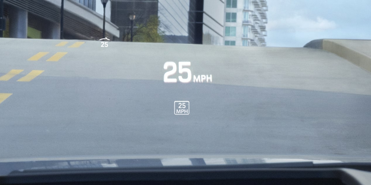 Cadillac OPTIQ 2027 con Head-Up Display proyectado en el parabrisas