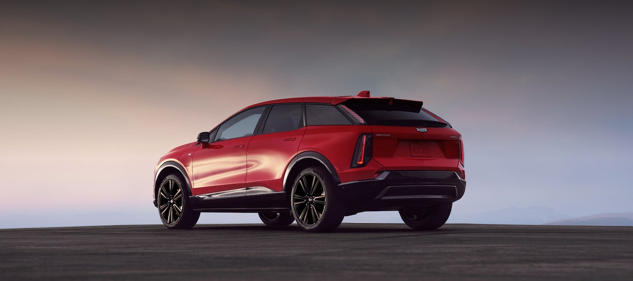 Cadillac OPTIQ 2027 en color Radiant Red visto desde la parte trasera. Conoce su equipamiento