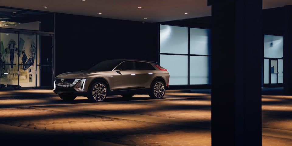 Elegancia y distinción es la innovación de Cadillac LYRIQ eléctrica estacionado en un edificio