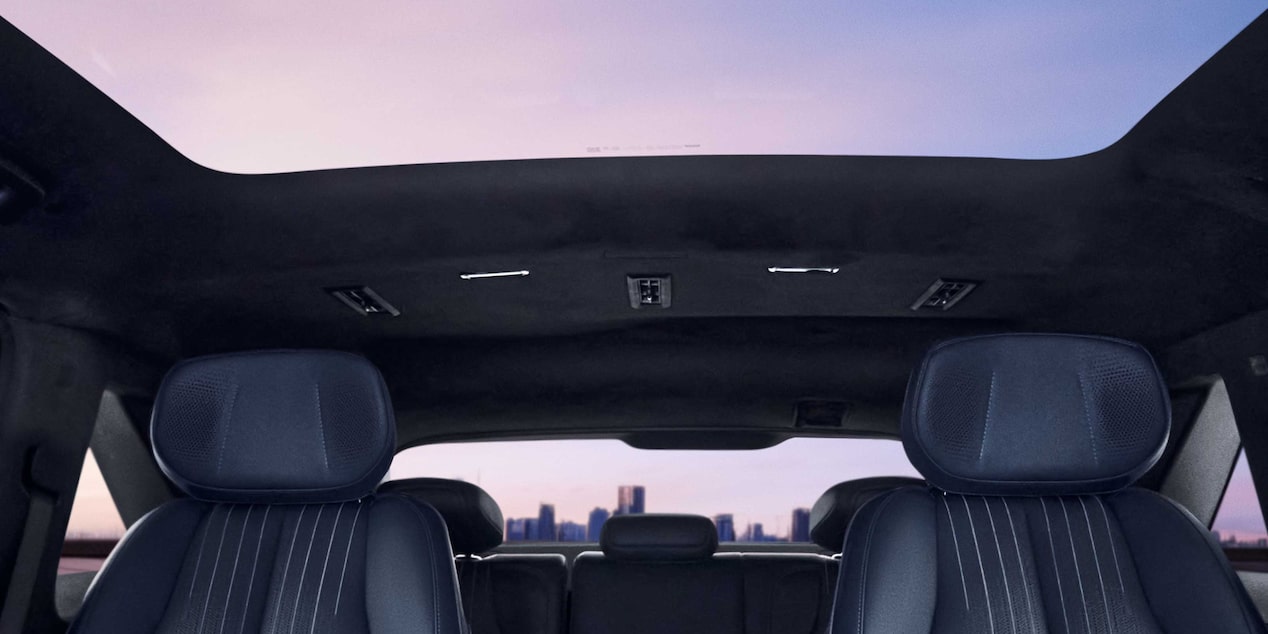 Nueva Cadillac Escalade IQ 2026, camioneta de lujo con techo panorámico fijo