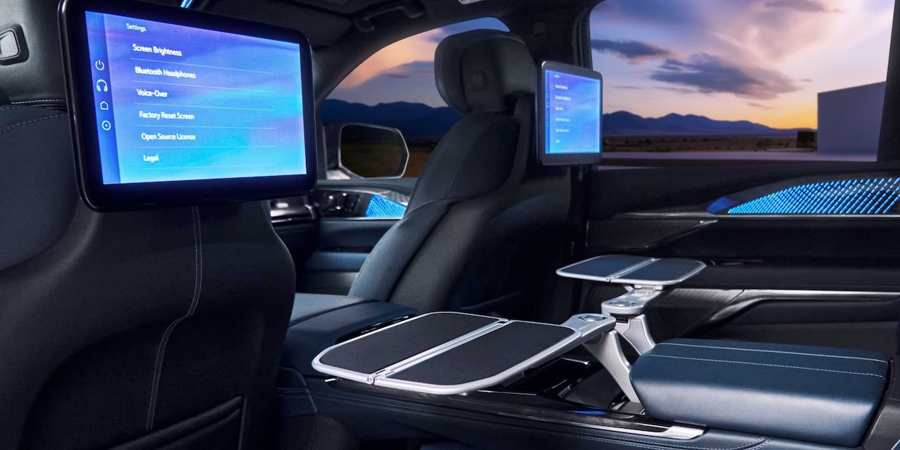Nueva Cadillac Escalade IQ 2026, camioneta de lujo con mesas plegables de primera clase