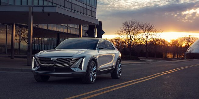 Nueva SUV eléctrica LYRIQ de Cadillac en la calle con un edificio al fondo