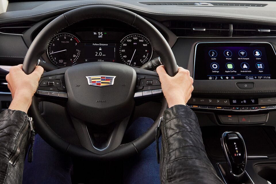 Todos los vehículos Cadillac incluyen Cadillac User Experience que te permite hacer una conexión con apps, mapas, clima, música y más