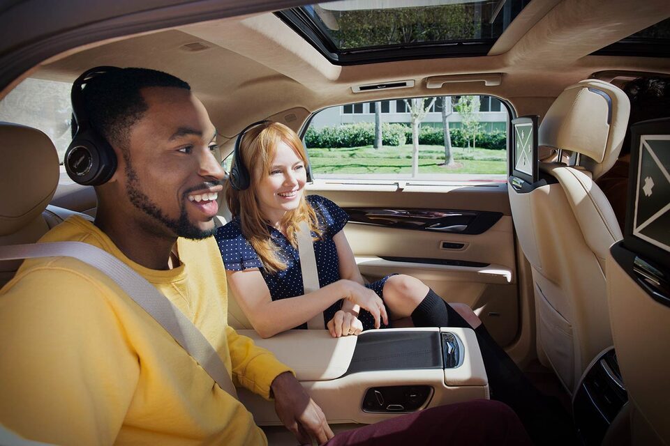 Apple CarPlay te permite conectar tu iphone para obtener fácil acceso a iMessages, Apple Music incluso apps todo desde la pantalla de tu Cadillac