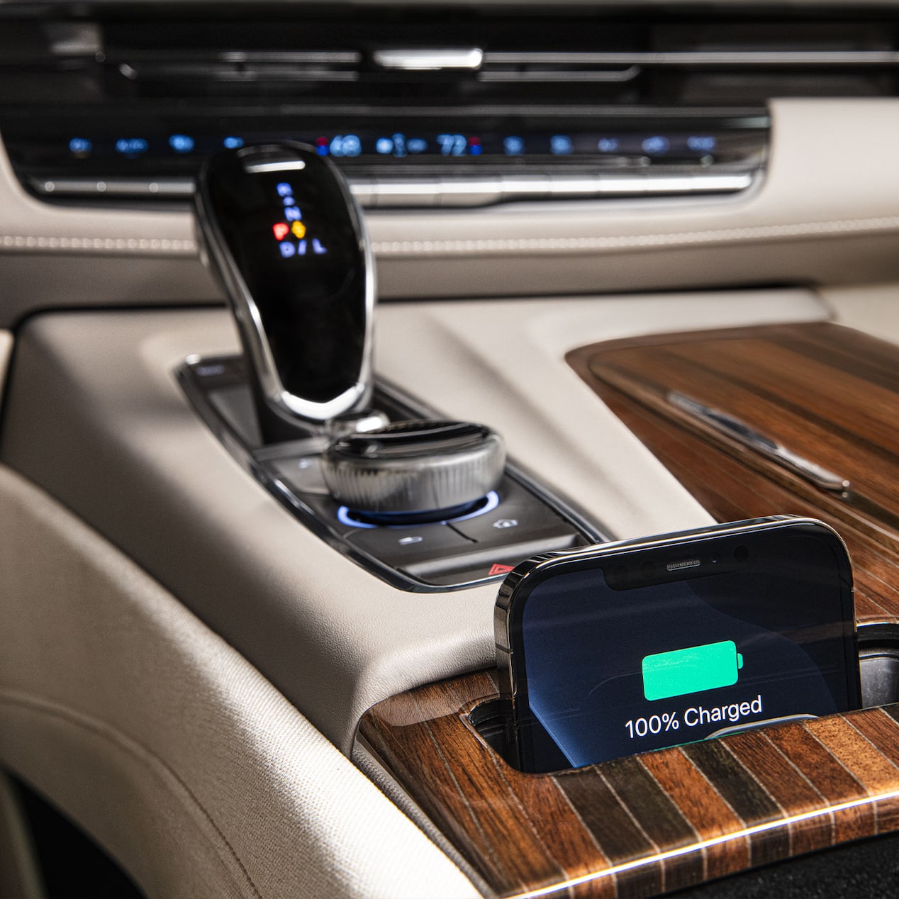Detalles de lujo y cargador inalámbrico en el interior de tu innovadora SUV Cadillac