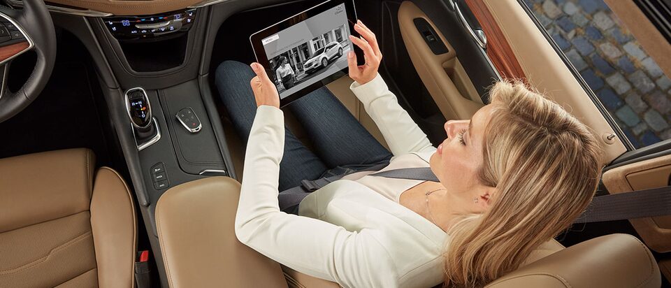 Con tan solo acceder a la app MyCadillac o marcando a la línea de OnStar un asesor podrá usar la apertura de puertas remota