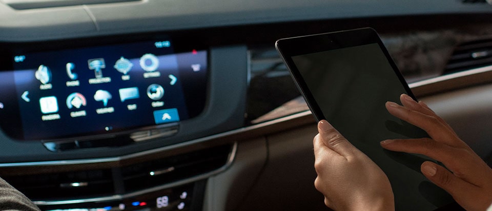 Empareja tus dispositivos móviles a tu SUV de lujo Cadillac por medio de Bluetooth