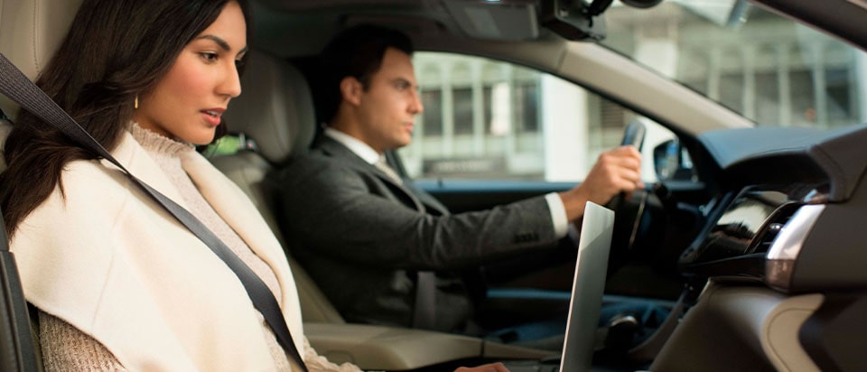 Sistema de seguridad y atención OnStar que te protege en cualquier camino y momento integrado a tu SUV de lujo Cadillac