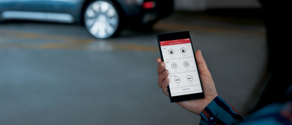 Con Cadillac User Experience conéctate con el mundo con su control intuitivo, reconocimiento de voz natural y tecnología sensible al tacto