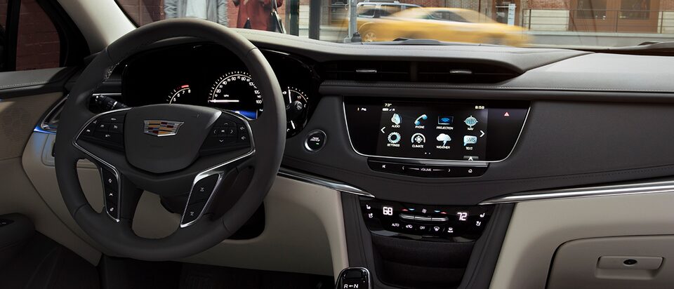 Interactuar con tu vehículo es más fácil con el reconocimiento de voz natural para música, navegación y teléfono de Cadillac User Experience